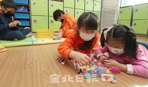 전주 한 초등학교에서 학생들이 코로나19 감염을 예방하기 위해 마스크를 쓰며 학습놀이를 하고 있다. 전북일보 자료사진