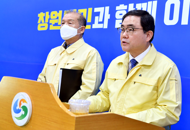 허성무 창원시장이 12일 공공시설 단계적 개방 계획을 밝히는 기자회견을 하고 있다./전강용 기자/