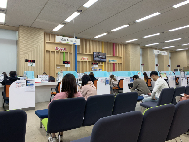 지난 13일 광주시 동구 광주고용복지플러센터 1층. 코로나19 등의 여파로 일자리를 잃고 실업급여 등을 받기 위한 절차를 문의하려는 실직자들이 상담을 기다리고 있다.