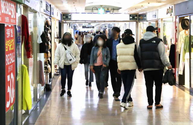 휴일인 15일 오후 부산 부산진구 서면 지하상가에서 마스크를 쓴 시민들이 상점을 둘러보며 지나가고 있다. 정대현 기자 jhyun@