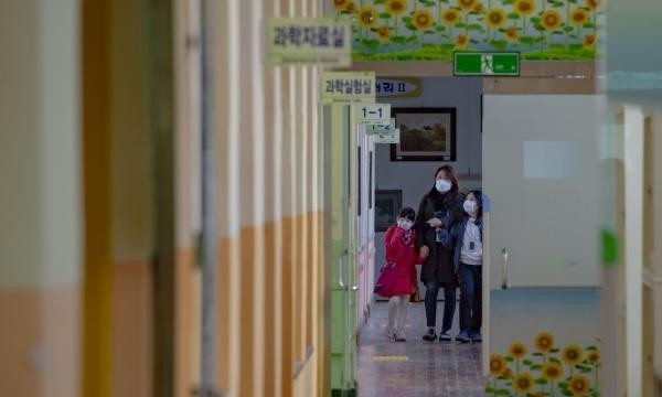 17일 오후 광주 동구 서석초등학교에 올해 입학을 앞둔 어린이와 부모가 1학년 교실을 둘러보고 있다. 교육부는 이날 코로나19 확산 예방 차원에서 전국 유치원과 초·중·고등학교 개학을 4월 6일로 연기했다. /김진수 기자 jeans@kwangju.co.kr
