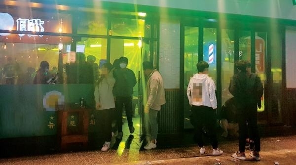 19일 새벽 2시께 광주 대표 유흥업소 밀집지역인 구시청 사거리의 한 술집 안팎에서 젊은이들이 모여 음주가무를 즐기고 있다. /박진표 기자 lucky@kwangju.co.kr