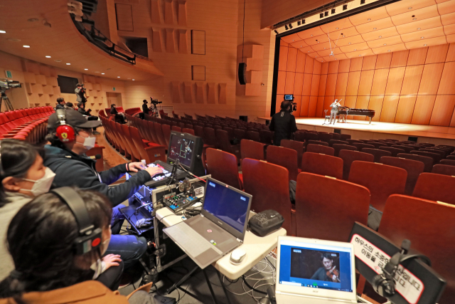 최근 부산문화회관 중극장에서 열린 ‘배시시(BSCC)콘서트 on Live’ 첫 공연에서 출연자들이 관객이 없는 빈 객석 앞에서 공연을 하고 있다. 김경현 기자 view@