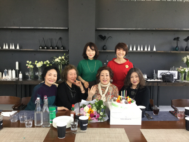 2018년 스승의날 모인 엄영자씨와 제자들. 앞줄 왼쪽부터 신정희(경성대 교수)·김정숙(가톨릭대 교수)·엄영자·김화숙(원광대 명예교수), 뒷줄 왼쪽부터 박경숙(광주여대 교수)·김선희(한국예술종합학교 무용원).