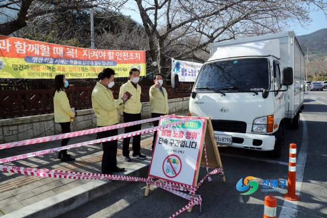 김진술 진해구청장이 여좌천 주변 불법노점상 금지구역을 점검하고 있다./창원시/