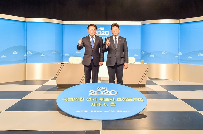 제주新보·제주MBC·제주CBS·제주의소리가 공동 주최한 ‘선택 2020 국회의원 선거 후보자 초청토론회 제주시 을’이 19일 제주MBC에서 열린 가운데 더불어민주당 오영훈 후보(사진 왼쪽)와 미래통합당 부상일 후보가 토론에 앞서 인사를 나누고 있다.