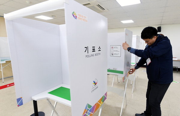 사무원이 기표소를 점검하고 있다./경남신문DB/