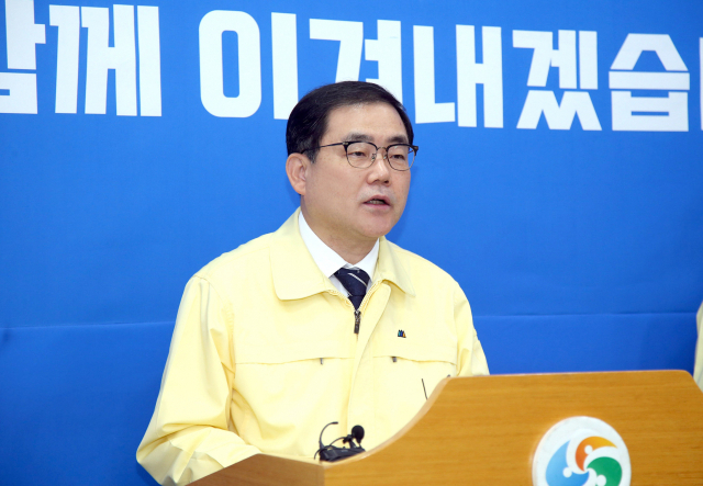 허성무 창원시장이 23일 오전 코로나19 관련 브리핑에서 진해군항제 벚꽃 명소에 대한 차량 출입통제 계획을 밝히고 있다./창원시/