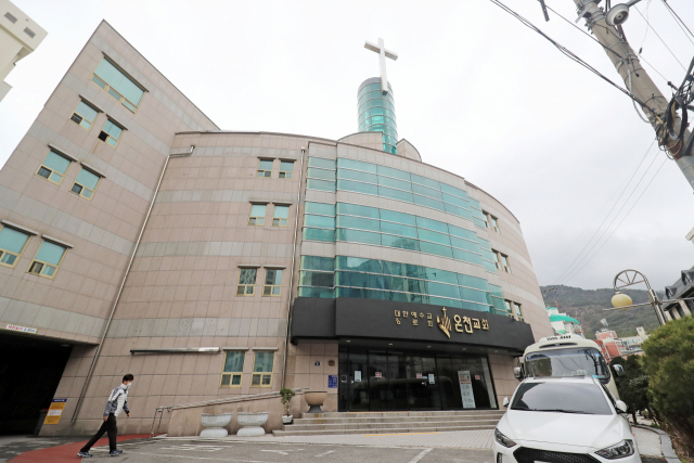 지난달 26일 다수의 코로나19 확진자가 발생한 부산 동래구 온천동 온천교회. 김경현 기자 view@