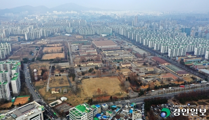 인천시 부평구 미군기지 캠프마켓 일대가 아파트에 둘러싸여 있다. /조재현기자 jhc@kyeongin.com