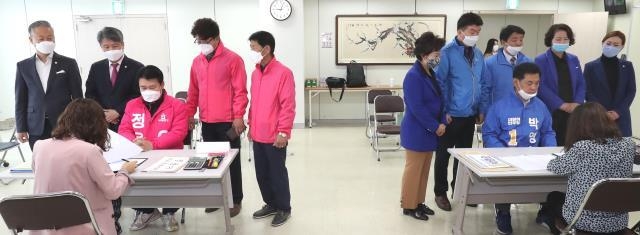 4.15 총선 후보등록이 시작된 26일 대전시 서구 둔산동 대덕구 선거관리위원회에서 박영순 더불어민주당 후보와 정용기 미래통합당 후보가 나란히 후보등록을 하고 있다. 빈운용 기자