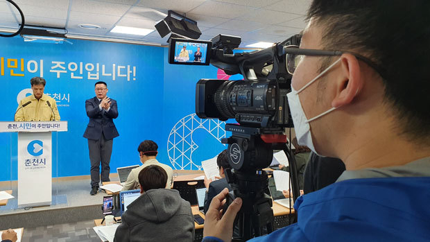 엄명삼 춘천부시장이 29일 오전 춘천시청 브리핑실에서 코로나19 확진자 관련 내용을 발표하고 있다. 춘천=이태영기자