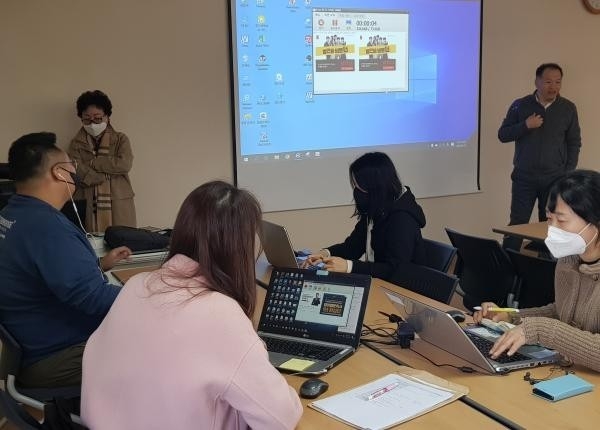 정부가 추가 개학 연기후 오는 9일부터 순차적으로 온라인 개학을 결정한 가운데 31일 광주시 북구 지산중학교 교사들이 온라인 수업을 위해 자체 교육을 하고 있다. <지산중학교 제공>