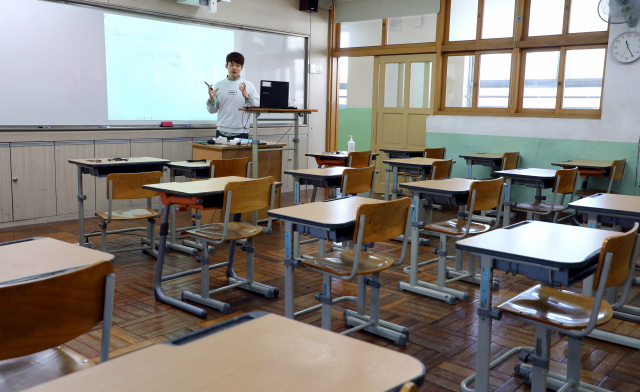 교육부가 오는 9일 고교 3년과 중학교 3년부터 온라인 개학을 시행한다고 31일 밝혔다. 이날 오전 부산 북구 덕천중에서 한 교사가 온라인 원격수업을 교실에서 테스트하고 있다. 정종회 기자 jjh@
