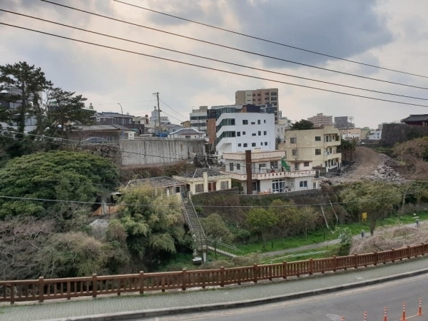 제주시 동문시장 인근 남수각 급경사지 붕괴 위험지역 전경.