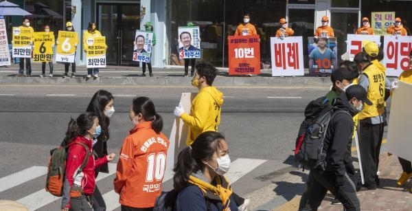 무등산 입구에서 각 정당 운동원들이 피켓을 들고 등산객들을 대상으로 후보 알리기에 열을 올리고 있다. /김진수 기자 jeans@kwangju.co.kr