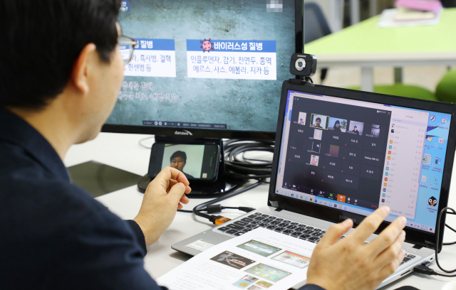 교육부가 9일부터 단계적으로 온라인 개학을 하기로 결정한 가운데 부산 북구의 한 중학교에서 교사가 원격수업 테스트를 하고 있다. 정종회 기자 jjh@