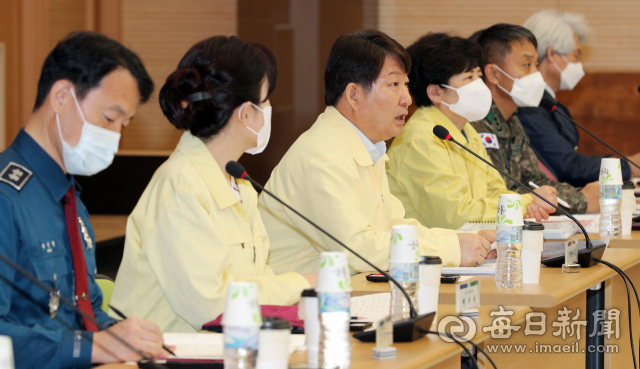 6일 대구시청 별관에서 열린 코로나19 대응 유관기관 합동대책회의에서 권영진(왼쪽 세 번째) 대구시장이 인사말을 하고 있다. 이날 회의는 대구 각 기관장, 병원장, 경제단체장, 금융기관장, 대학총장, 종교계 대표 등이 참석했다. 성일권 기자 sungig@imaeil.com