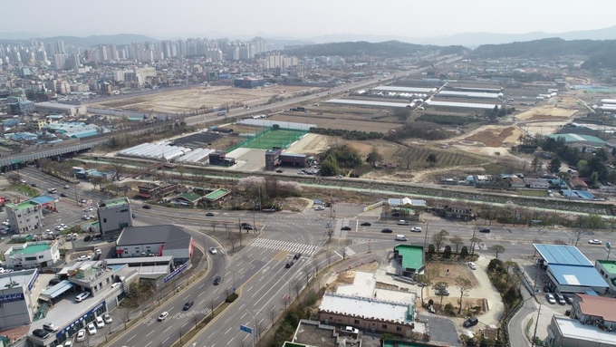 대전 유성나들목에서 좌회전하면 정면으로 장대삼거리가 나타난다. 이곳은 왼쪽으로 유성 일원, 오른쪽으로는 국립대전현충원과 충남 공주 방향이어서 지역내 최대 정체구간으로 악명이 높다. 대전시는 장대삼거리 일원 교통정체 해소를 위해 고가도로 방식의 입체교차로를 추진하다 사업비 증액, 주민 민원 등을 이유로 평면교차로로 돌아서 수년째 논란이 이어지고 있다. 7일 오후 유성중 방향 장대삼거리를 드론으로 촬영했다. 사진=윤종운 기자