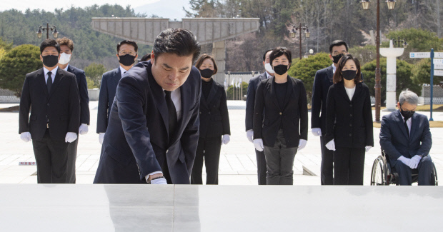 미래한국당 원유철 총괄선대위원장과 비례대표 후보 등이 7일 오전 광주 북구 국립5·18 민주묘지를 참배하고 있다. /김진수 기자 jeans@kwangju.co.kr