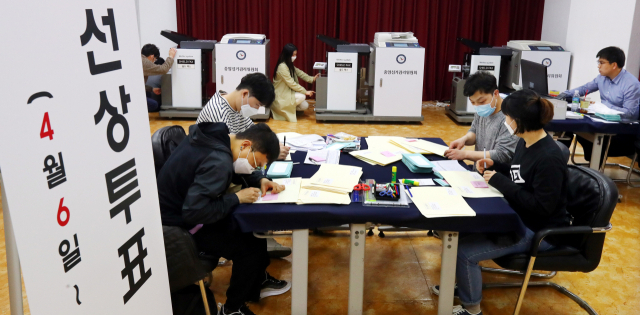 선상 투표지 분류 작업 분주… ‘4·15 총선’ 선상투표가 부산에서도 시작됐다. 7일 부산시선거관리위원회 선상투표 상황실에서 선관위 관계자들이 비밀 보장을 위해 기표 부분이 봉함된 상태로 수신되는 ‘실드팩스’로 투표지를 받아 분류하고 있다. 부산시선관위에 따르면 올해 선상투표자는 2821명으로 이 중 부산의 투표자는 804명이다. 정종회 기자 jjh@