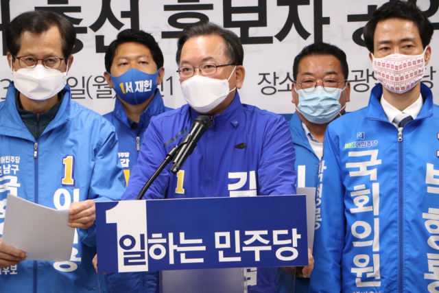 더불어민주당 대구선거대책위원장인 김부겸 후보(수성갑)이 '20조원 TK뉴딜' 공약을 설명하고 있다. 민주당 대구시당 제공