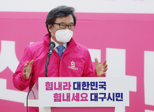 김형기 미래통합당 대구공동선대위원장이 8일 특별법 제정을 주요 내용으로 하는 '코로나 재난 이후 대구재건계획'을 발표하고 있다. 미래통합당 대구시당 제공