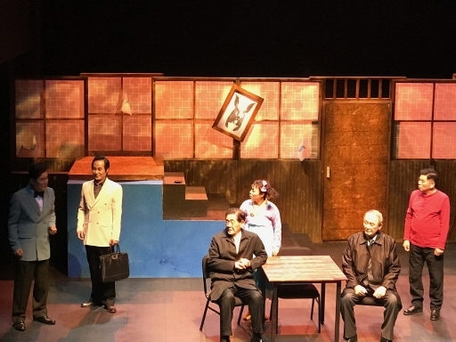 도내 원로연극인들이 열연한 `통일 익스프레스' 공연 사진.