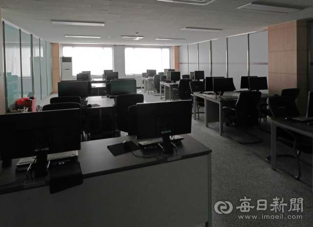 9일 대구 시내 한 대학교 강의실이 텅 비어 있다. 교육부와 대학들은 온라인 강의가 지속되고 있는 가운데 1학기 등록금 일부를 학생들에게 반환하는 방안을 협의키로 했다. 우태욱 기자 woo@imaeil.com