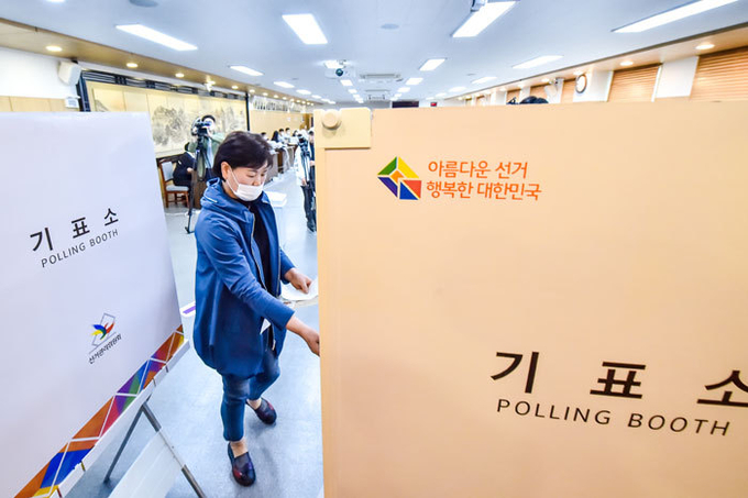 9일 제주도의회 의원회관에 마련된 제주시 연동 사전투표소에서 선거관리위원회 관계자들이 투표 모의 시연을 하고 있다.