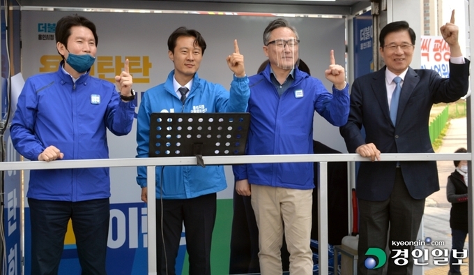 더불어민주당 이인영 원내대표가 9일 오후 표창원, 신경민 의원과 함께 용인정 이탄희 후보 지원유세에 나섰다. /김도우기자 pizza@kyeongin.com