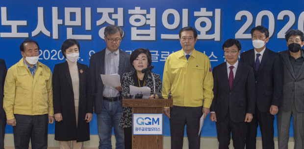 9일 오후 광주 광산구 삼거동 빛그린국가산업단지 내 광주형일자리 완성차 공장 부지에서 광주 노사민정협의회 위원들이 ‘노동계의 복귀’를 촉구하는 결의문을 발표하고 있다. /김진수 기자 jeans@kwangju.co.kr