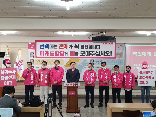 김기현(가운데) 전 울산시장이 지난 11일 통합당 대전시장을 방문해 지역 후보들에 대한 선거유세를 지원하고 있다. 사진=이호창 기자