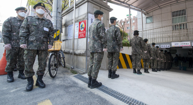 제21대 국회의원 선거 사전투표가 진행된 10일 광주 북구 오치1동 투표소에서 육군 31사단 장병들이 투표하기 위해 거리를 유지한 채 줄지어 기다리고 있다. /김진수 기자 jeans@kwangju.co.kr
