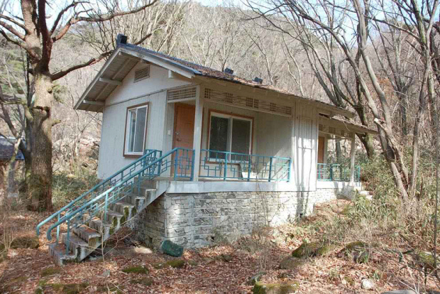 1962년도에 찍은 본관(위)과 현재 별관의 모습. <원효사 제공>