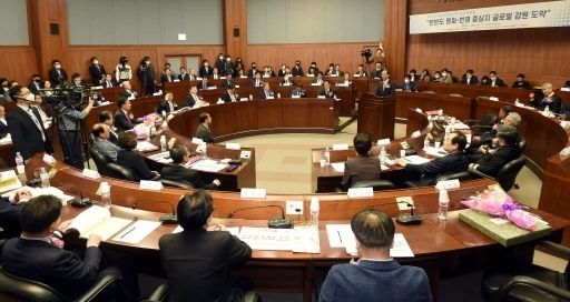 강원일보사와 KBS춘천방송총국이 마련한 제21대 국회의원 당선인 초청 토론회가 16일 한림대 국제회의실에서 당선자와 최문순 지사, 한금석 도의장, 민병희 교육감, 박진오 강원일보사장, 김혜례 KBS춘천방송총국장, 김중수 한림대 총장, 시장·군수 및 시·군의장 등이 참석한 가운데 `한반도 평화·번영 중심지 글로벌 강원 도약'을 주제로 열렸다. 박승선기자