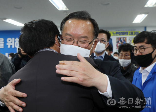 4.15 총선 대구 수성 갑에 출마해 석패한 김부겸 더불어민주당 후보가 15일 오후 선거사무실에서 지지자와 포옹하며 아쉬움을 달래고 있다. 김태형 선임기자 thk@imaeil.com