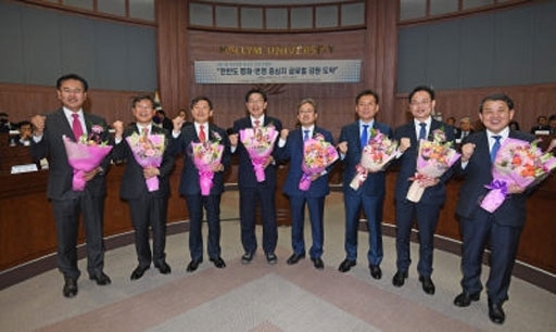 제21대 국회의원 당선인 초청 토론회에 참석한 당선자들이 축하 꽃다발을 받고 기념촬영을 하고 있다. 왼쪽부터 유상범(홍천-횡성-영월-평창), 이양수(속초-인제-고성-양양), 이철규(동해-태백-삼척-정선), 권성동(강릉), 송기헌(원주을), 이광재(원주갑), 허영(춘천갑), 김병주 비례대표 당선자. 김남덕기자