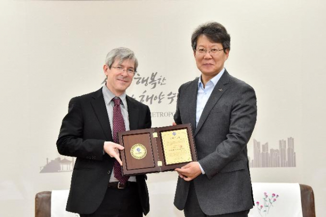부산 명예시민이 된 달시 파켓 부산아시아영화학교 겸임교수(왼쪽). 부산시 제공