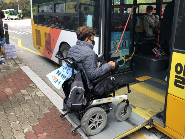 20일 오전 광주시 북구 일곡동 버스 종점에서 한 장애인이 저상버스에 오르고 있다.
