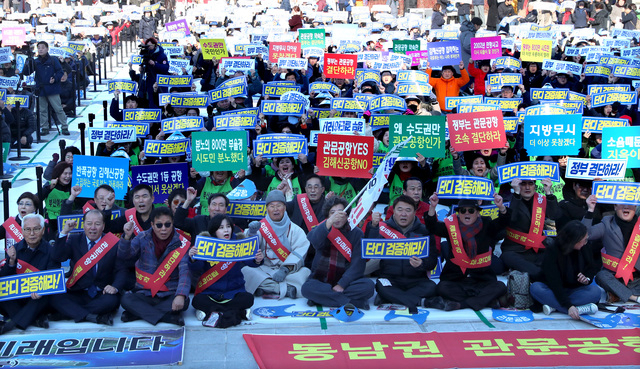 사진은 지난해 부산역 광장에서 열린 동남권 관문공항의 조속한 결단을 촉구하는 ‘부·울·경 시도민 총궐기 대회’ 모습. 부산일보DB