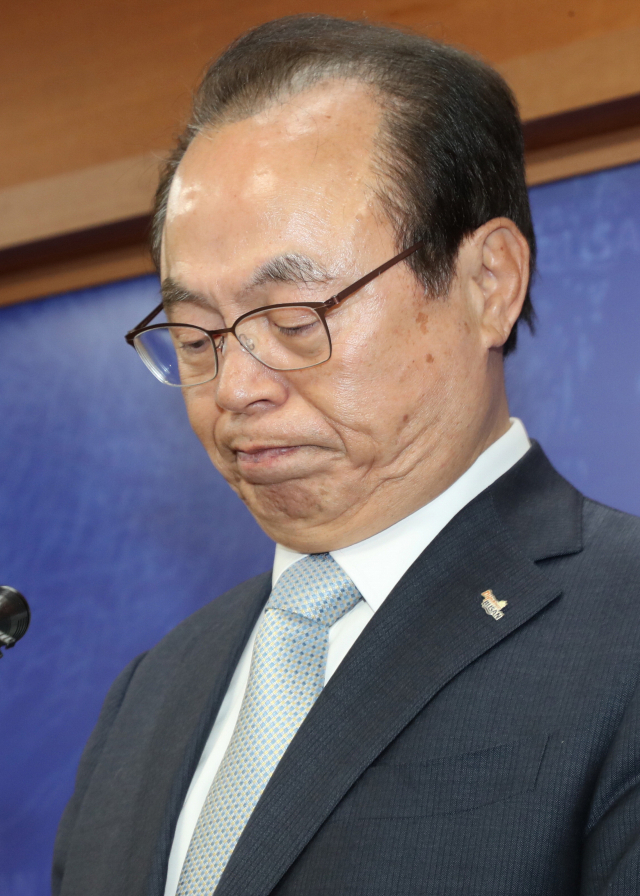 오거돈 부산시장이 23일 오전 부산시청 브리핑룸에서 열린 기자회견에서 시장직 사퇴 의사를 밝힌 뒤 침통한 표정을 짓고 있다. 강선배 기자 ksun@