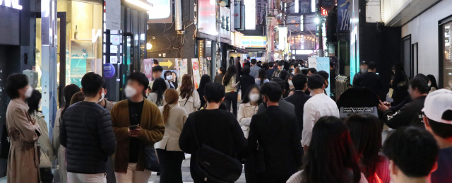 지난 18일 오후 7시 30분께 부산 부산진구 부전동 서면 일대 술집이 밀집한 골목이 사람들로 붐비고 있다. 전국적으로 코로나19 확진자 증가세가 주춤하면서 사회적 거리 두기에 지친 시민들이 거리로, 산으로 쏟아져 나왔다. 부산일보DB