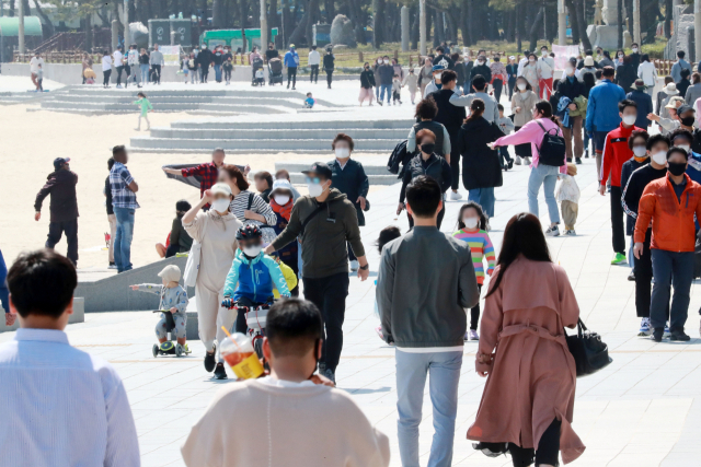 ‘완화된 사회적 거리 두기’ 시행 후 첫 일요일인 26일 오후 부산 해운대해수욕장이 휴일을 즐기려는 많은 시민들로 붐비고 있다. 김경현 기자 view@