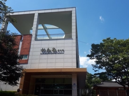 경남 사천에 있는 박재삼 문학관은 순수서정시의 전통을 이어받은 박재삼 시인의 문학적 혼과 삶이 응결된 의미있는 공간이다.
