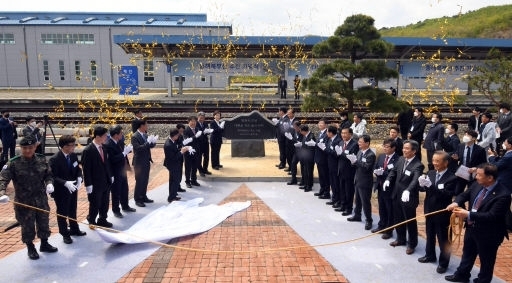 27일 고성군 현내면 제진역에서 열린 동해북부선 추진 기념식에서 김연철 통일부 장관, 김현미 국토교통부 장관, 권구훈 북방경제협력위원회 위원장, 최문순 지사, 한금석 도의장, 권성동·이양수·김홍걸 국회의원, 김한근 강릉시장, 함명준 고성군수, 김진하 양양군수를 비롯한 내빈들이 식수 표지석을 공개하고 있다. 고성=권태명기자