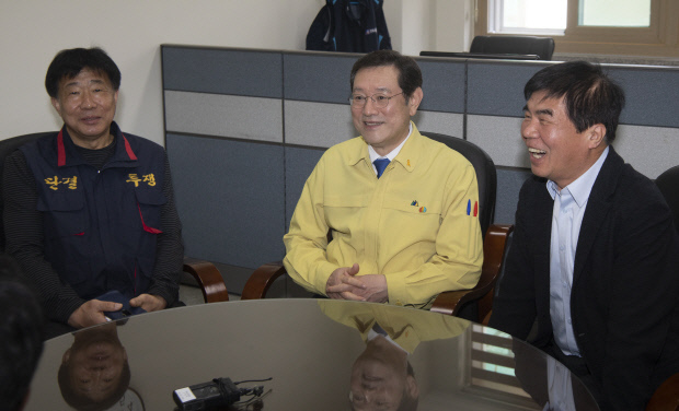 이용섭 광주시장이 27일 오후 광주 북구 한국노총 광주지역본부를 방문, 윤종해 한국노총 광주지역본부 의장(오른쪽)을 만나고 있다. 이 시장은 광주형일자리 불참 선언을 한 한국노총에 가칭 ‘광주 상생일자리 재단’ 설립을 제안했다. /최현배 기자choi@kwangju.co.kr