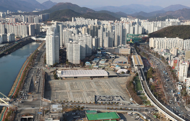 부산 해운대구 재송동 수영강 옆 옛 한진CY 부지. 부산일보DB