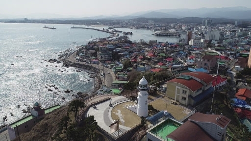 강원도 최초로 1918년 3월20일 건립된 주문진 등대. 첫 점등 당시 석유등으로 홍색과 백색 불빛을 교대로 비추었고 6·25전쟁 때 파손되기도 했다. 1951년 복구해 현재까지 운용하며 해상교통안전시설로서의 역할을 수행해 오고 있다. 강릉=권태명기자
