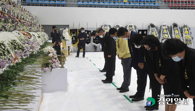 지난 3일 오후 이재명 경기도지사가 이천시 서희청소년문화센터에 마련된 이천 물류창고 공사장 화재 희생자 합동분향소를 찾아 헌화를 마친 후 묵념하고 있다. /김도우기자 pizza@kyeongin.com